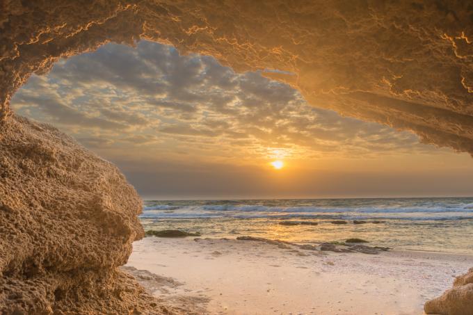 grotte sur la plage de Palmahim, en Israel