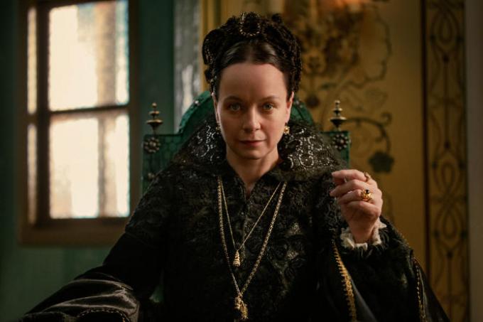 Catherine de Médicis (Samantha Morton), dans la série « The Serpent Queen », de Justin Haythe. STARZ