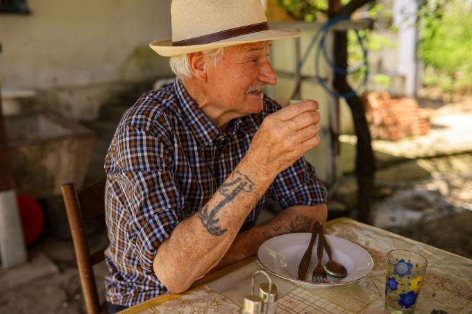 vieux senior tatouage