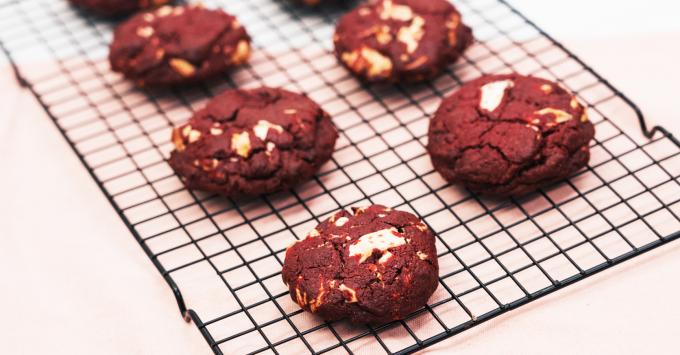 Betoverende red velvet cookies met witte chocolade