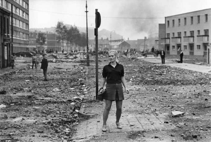 Gilles Caron Gilles Caron, Après un affrontement entre manifestants catholiques et la police, Irlande du Nord, août 1969