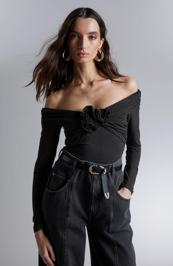 Zwarte offshouldertop met rozette