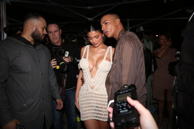 Olivier Rousteing et Kylie Jenner, dans les coulisses de Balmain, Spring 2023 photographié le 28 septembre 2022 à Paris, France.