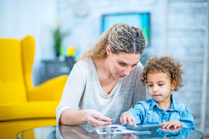 À quels droits peuvent prétendre les parents qui adoptent un enfant?