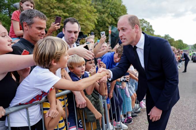 le prince William, à la rencontre de ses sujets, au lendemain du décès de la reine Elizabeth II