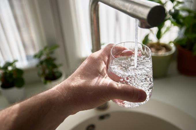 Entre arnaque et occultisme: les dangers de l’eau qui «guérit les cancers»