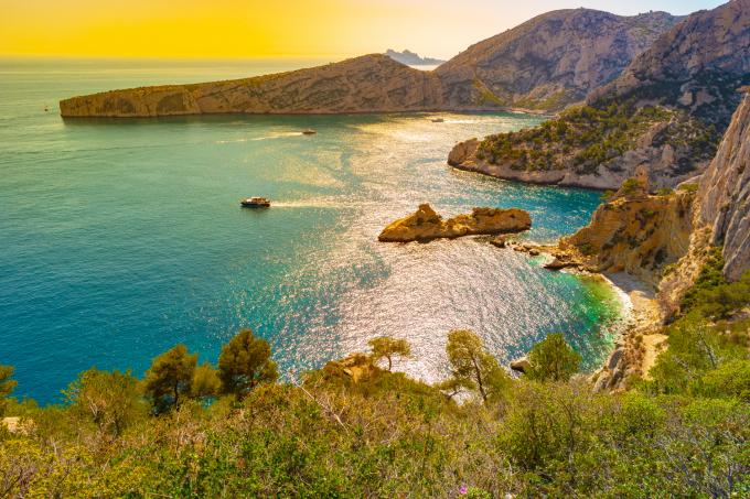 Vue sur la calanque de Sugiton