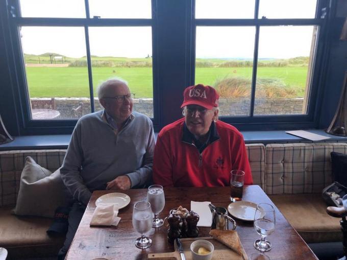 Een dag na de herdenkingen rond 75 jaar D-Day in 2019, was de Amerikaanse president naar Ierland gevlogen voor een onderhoud met de Ierse premier én een bezoek aan zijn eigen golfresort in het kustplaatsje Doonbeg. Het was ginds dat ‘The Donald’ een praatje maakte met collega-golfer Lippens. Het onderwerp van het gesprek? Golf, uiteraard.© gf