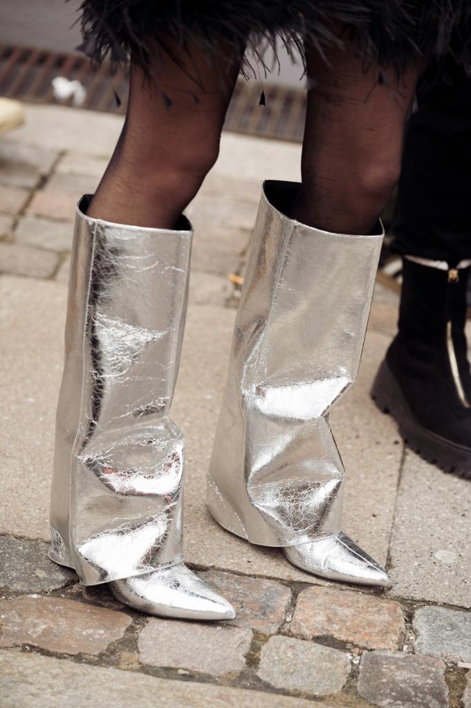 metallic laarzen om je feestoutfit door te dragen in januari