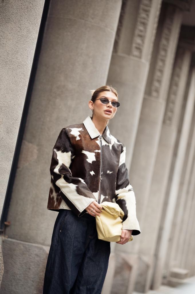 gevlekte cropped biker jas met koeienprint