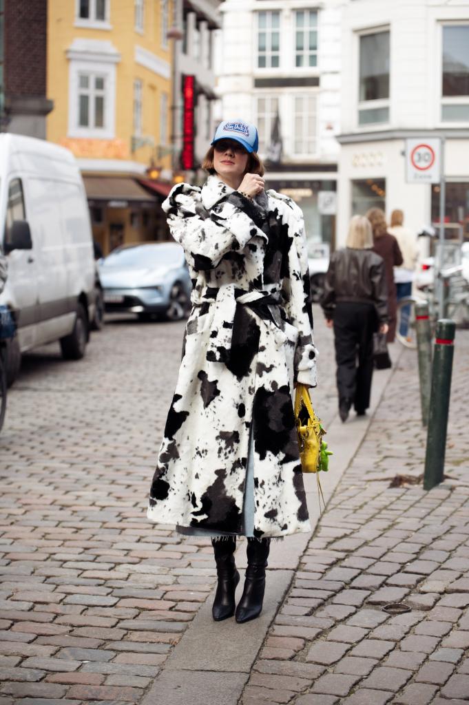 oversized trench coat met gevlekte koeienprint