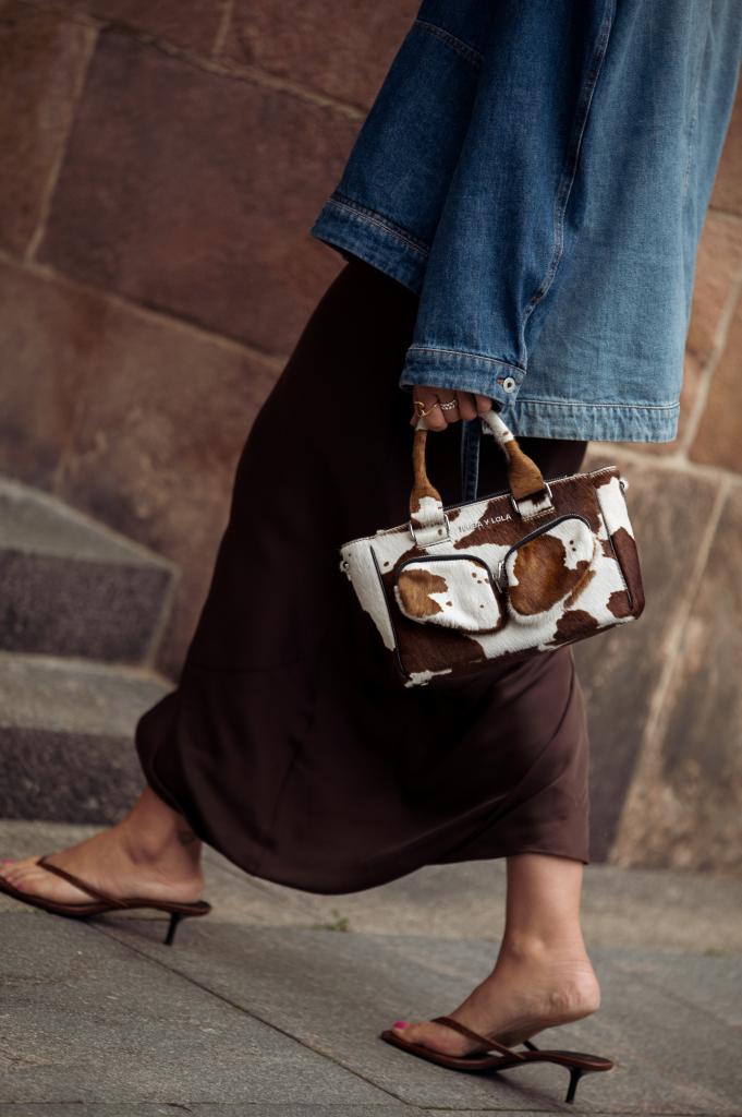 cargotas met cow print past perfect binnen een bratty couturelook 