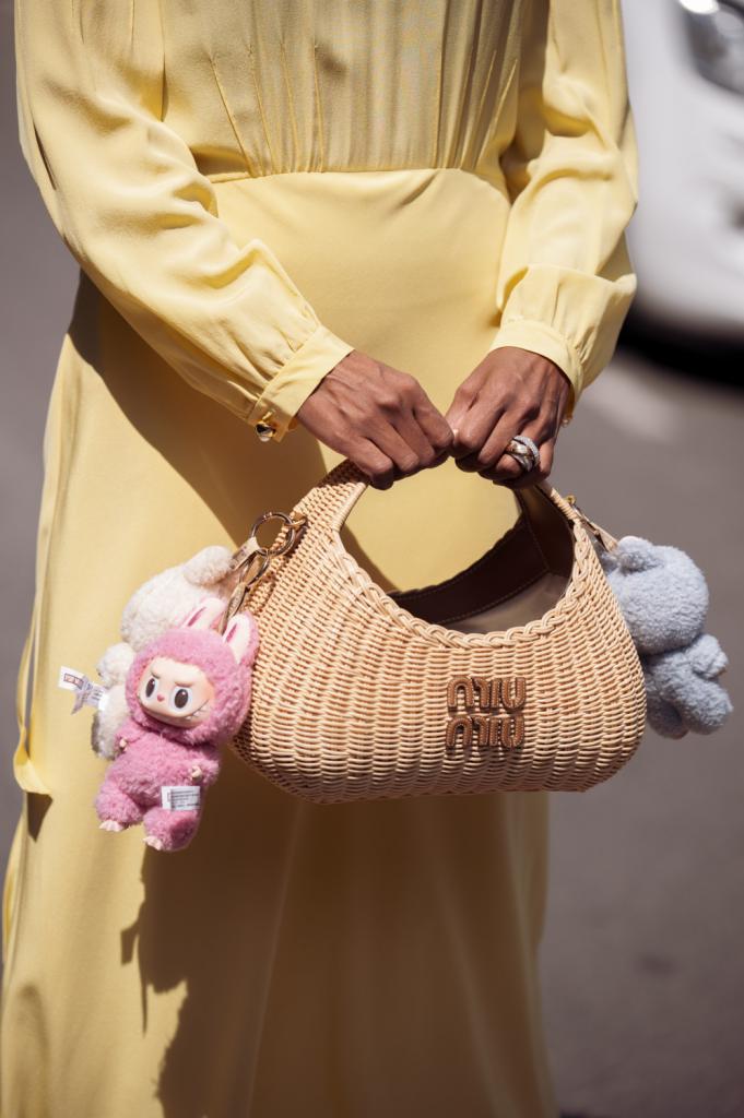 bezoeker van Cannes met Labubu om haar Miu Miu tas