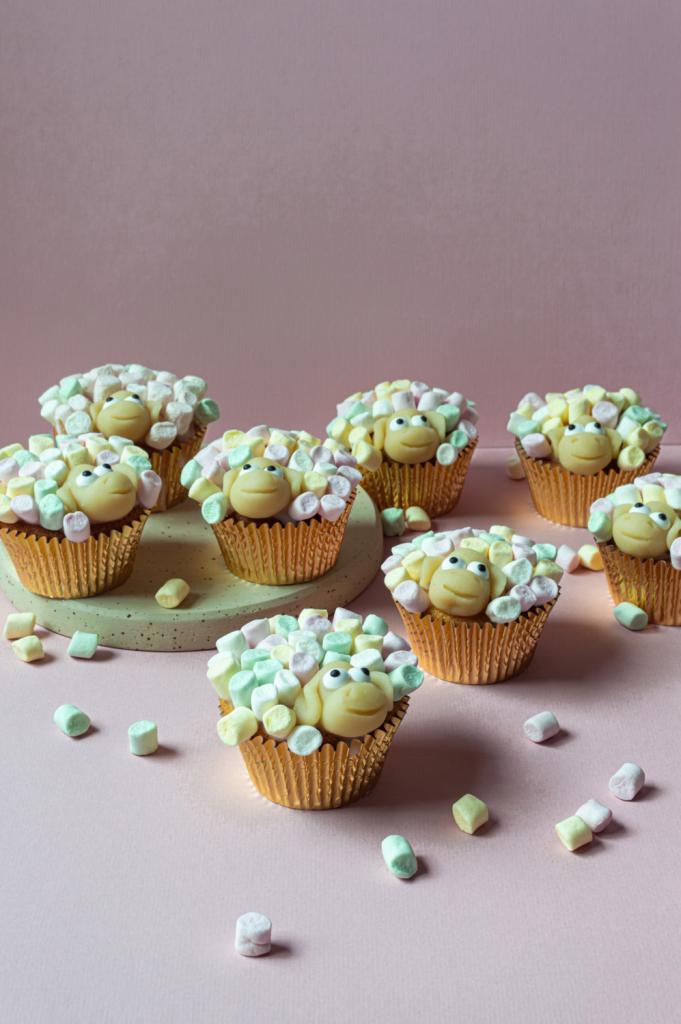 schaapjes-cupcakes waarmee je kunt trakteren in de klas