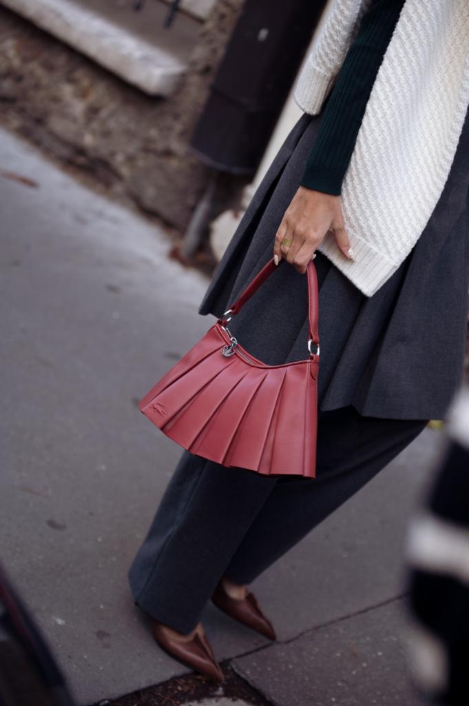 rode handtas wintergarderobe essentials 