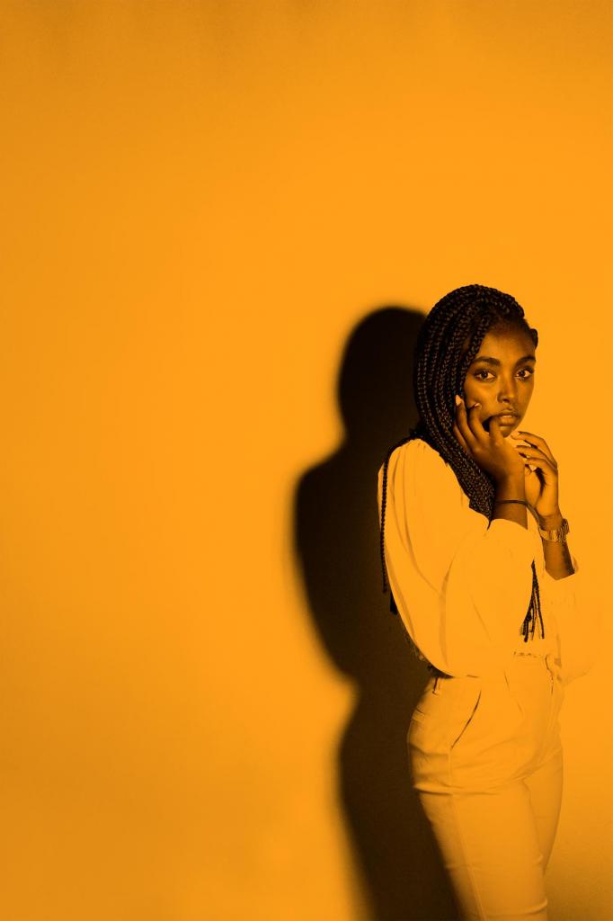 Jurgen Casselman specialiseerde zich in portret- en fashionfotografie, en werkt in opdracht of vanuit zijn eigen studio in Deerlijk. Hij benadert zijn kunst altijd vanuit esthetisch standpunt. “Dit beeld reflecteert het leven in een lockdown. We werden van elkaar afgezonderd, sommigen stonden er alleen voor. En nu lijkt de pandemie ons als een schaduw te achtervolgen. Met de toegevoegde warme gloed wil ik energie uitstralen en met een positieve blik naar de toekomst kijken.