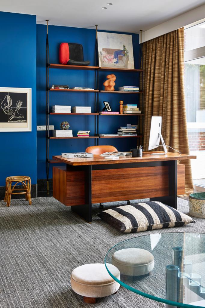 Het thuiskantoor doet ook dienst als televisiekamer.