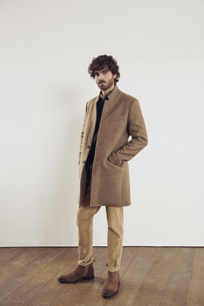 Tussen casual en chic: tijdloze wollen jas, ribfluwelen pantalon, trui en hemd, van IKKS.