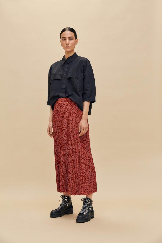Lange plissérok (89,99 euro) en zwart hemd (49,99 euro), van Selected Femme.
