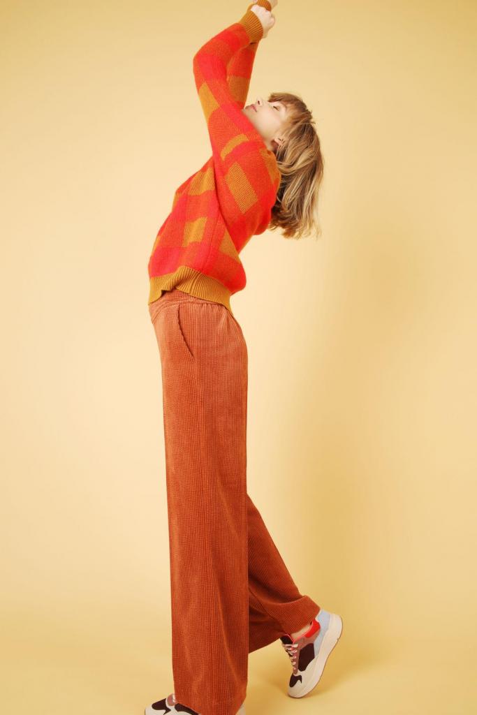 Fluwelen pantalon (129 euro) en jacquardtrui (149 euro), van Hampton Bays.