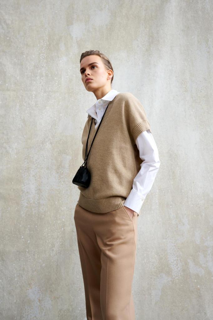 Wit hemd, debardeur en effen pantalon, van Natan (prijs op aanvraag).