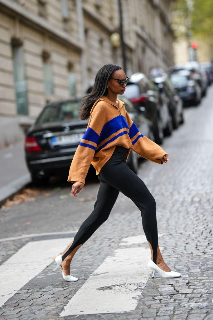 Avec un pull oversize