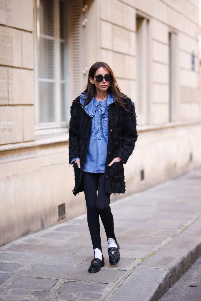 Avec de gros mocassins et des chaussettes