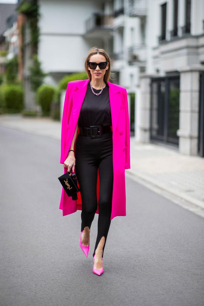 Avec un long manteau et des talons