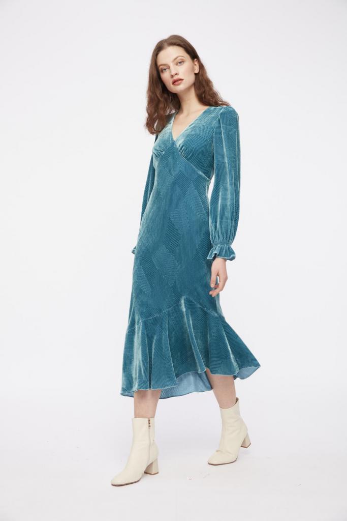 LijnenspelEendenblauwe fluwelen jurk (624 euro) in een subtiel lijnenspel, van Diane von Furstenberg. 