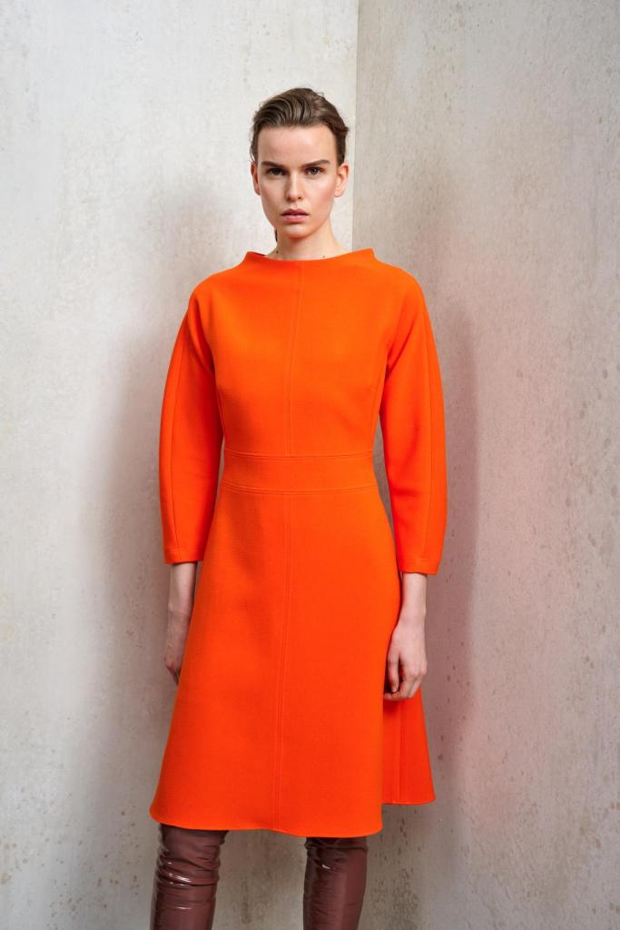 Warm oranjeOranje jurk in een tijdloze belijning, van Natan (565 euro).