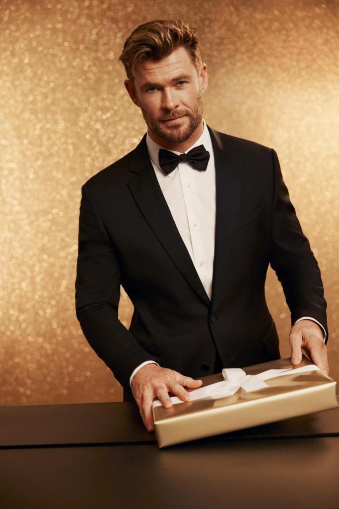Rodeloper-outfitActeur Chris Hemsworth in een smoking van Hugo Boss. Smokingjasje 529 euro, pantalon 229 euro, hemd 119,95 euro en vlinderdas 59,95 euro.