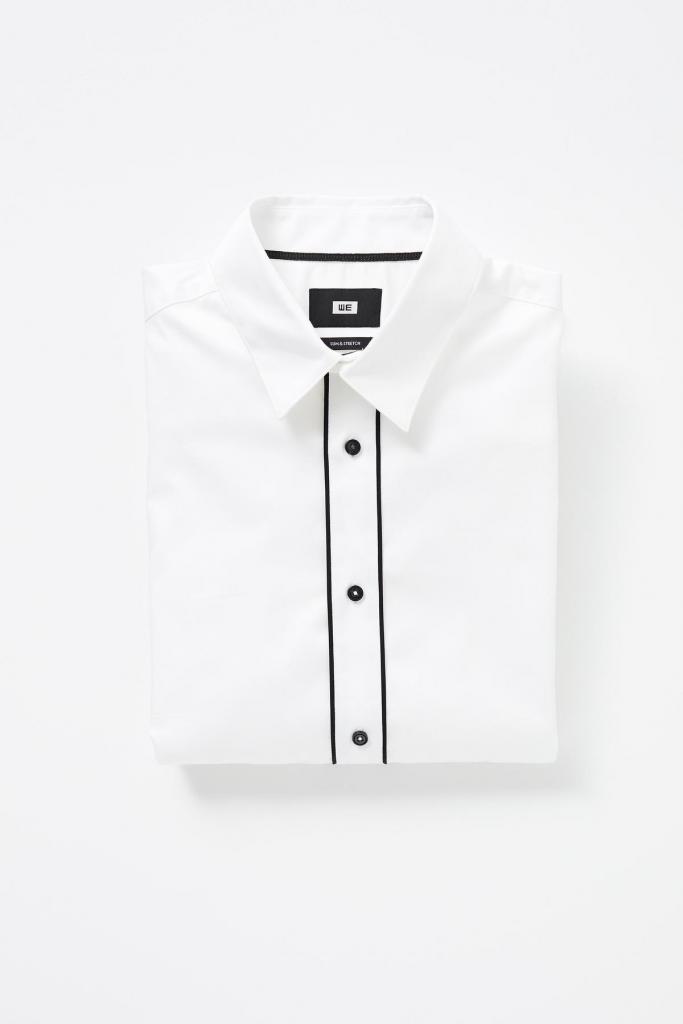 Basic met een twistFeestelijk hemd in wit met zwarte details (40 euro), van WE Fashion. 