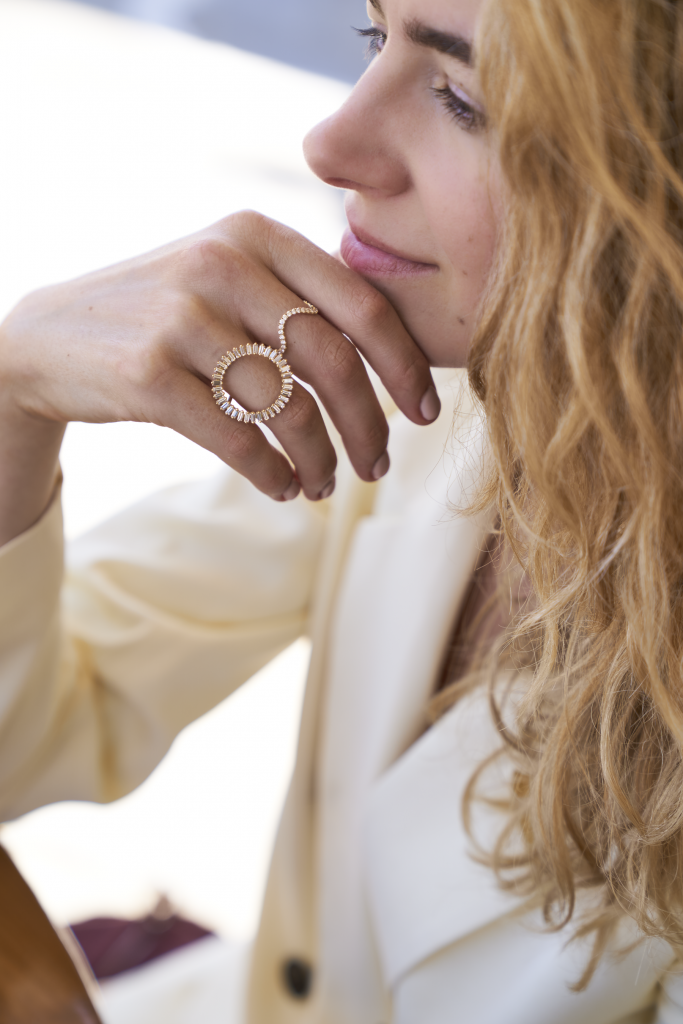 Creatieve zussenGouden ringen van Stavros Sisters, drie Antwerpse zussen met Griekse roots. De cirkelvormige ring met baguettevormige diamanten kost 5.590 euro, de golvende ring met diamanten kost 1.430 euro.