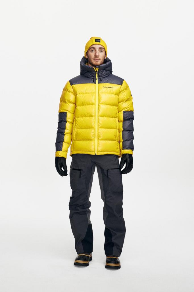 Ski-jas met donsvulling (420 euro) en skibroek (350 euro), van Peak Performance.