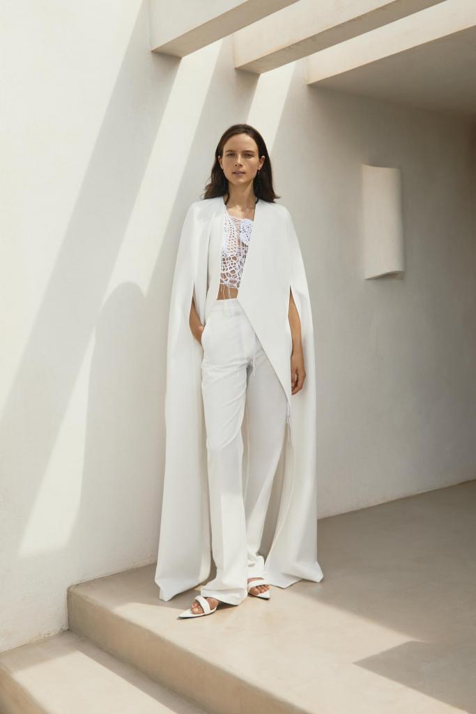 Belgisch designDesigneroutfit als alternatieve bruidskleding: pantalon (345 euro), cape en top (prijs op aanvraag), van Christian Wijnants.