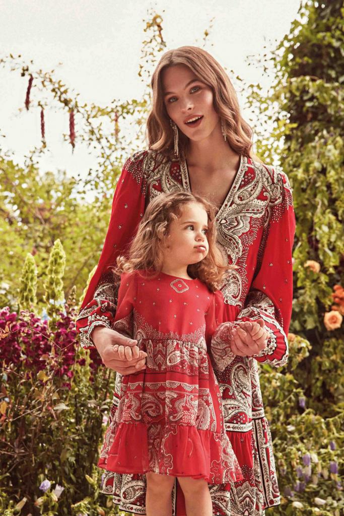 Zo mama, zo dochterRode jurk met paisley-print en klein bloemmotief, voor mama (319 euro) en dochtertje (162 euro), van Twinset Milano. 