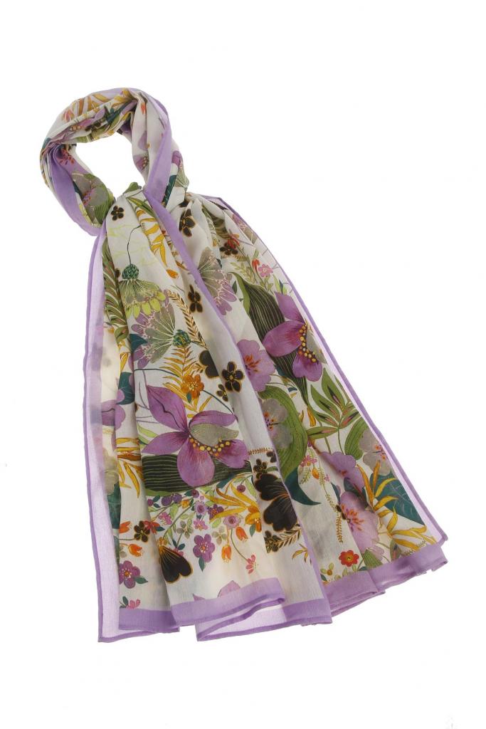 Fancy foulardFoulards zijn hét veelzijdige accessoire van dit seizoen, zoals dit exemplaar met bloemenbedrukking (99 euro), van Gigue. 