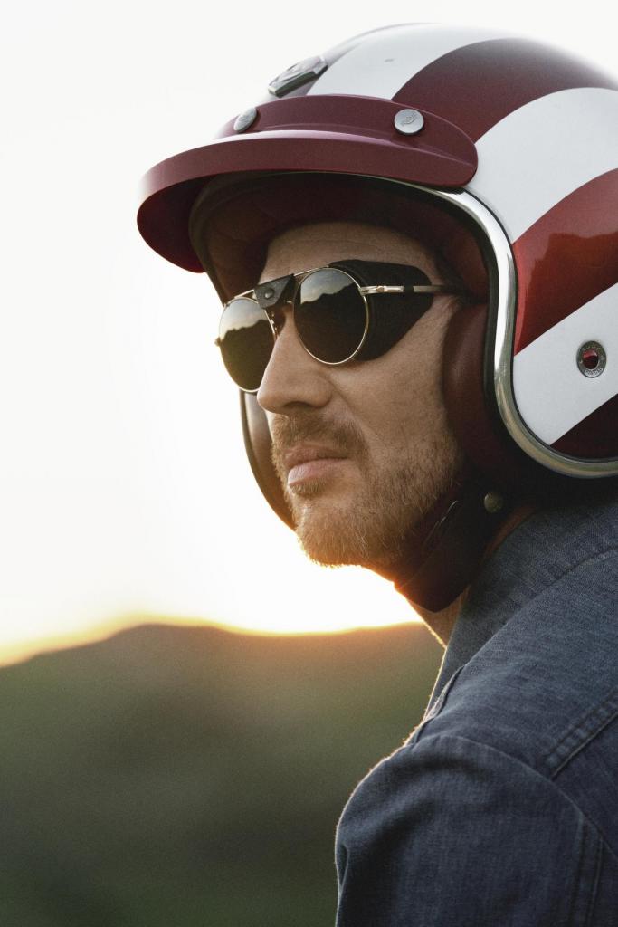 Uit de wind Deze retro zonnebril van Persol luistert naar de naam Protector en doet wat hij zegt: dankzij de afneembare lederen oogkleppen beschermt hij je ogen tegen wind en opstuivend zand (330 euro).