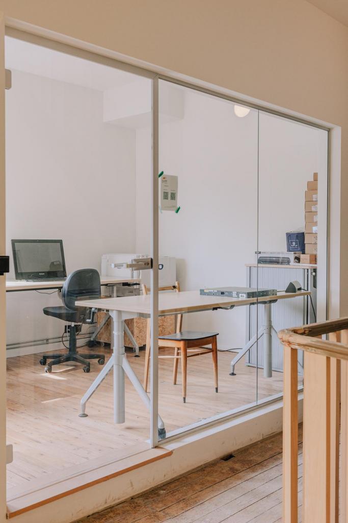 In een gemeenschappelijke ruimte bevindt zich onder meer een bureau.