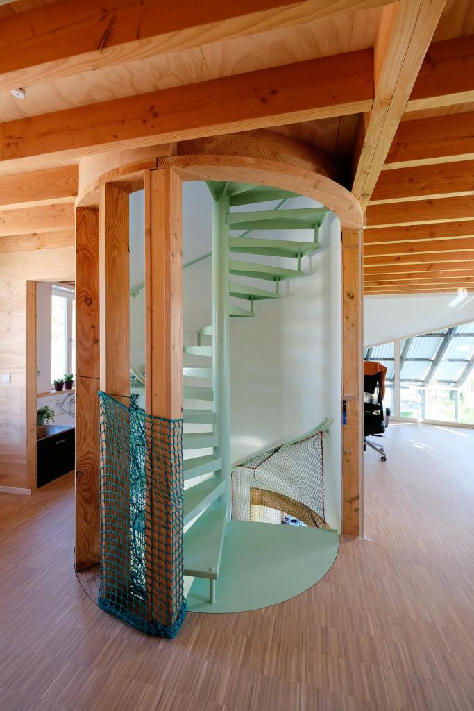 De centrale spiltrap is een van de blikvangers in de woning.