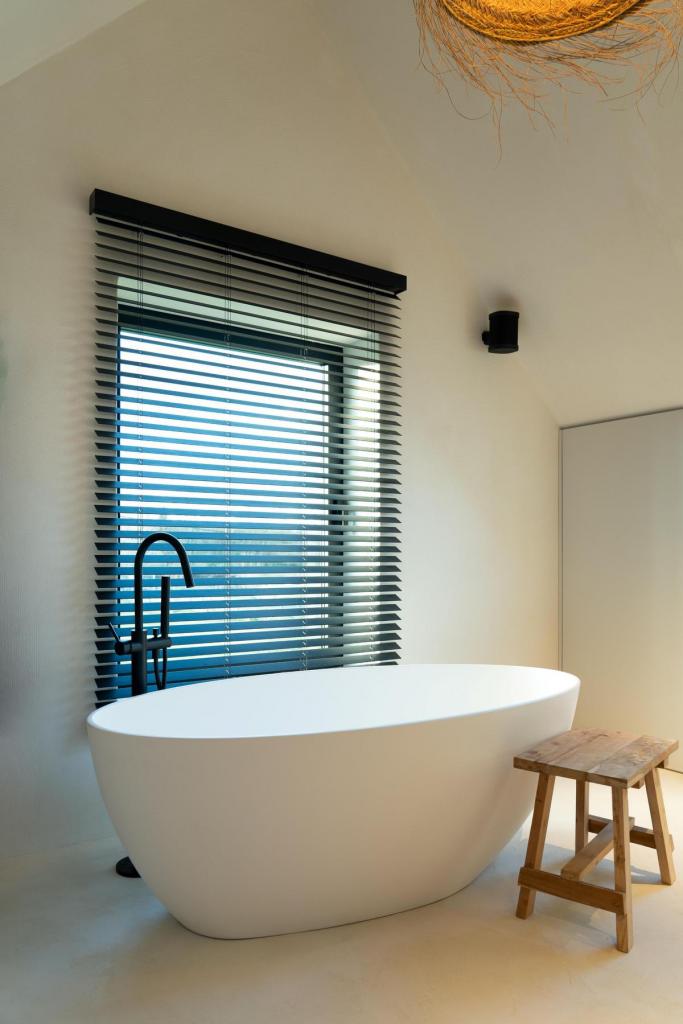 Het interieur kreeg een strakke look mee.