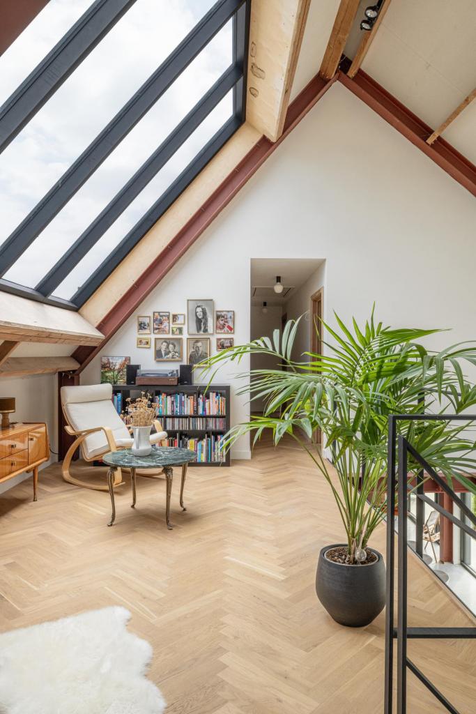 Op de overloop is een lees- of hobbyruimte voorzien.