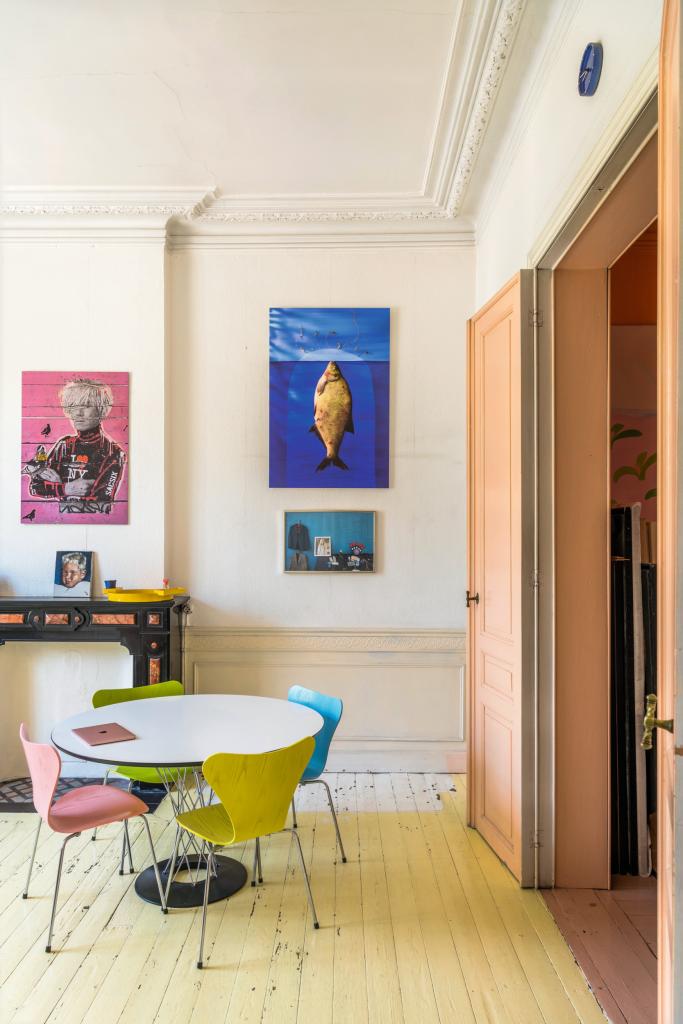 In het huis van kunstenaarskoppel Maes en Timmermans niet alleen veel schilderwerk, maar ook modernistische meubels. 