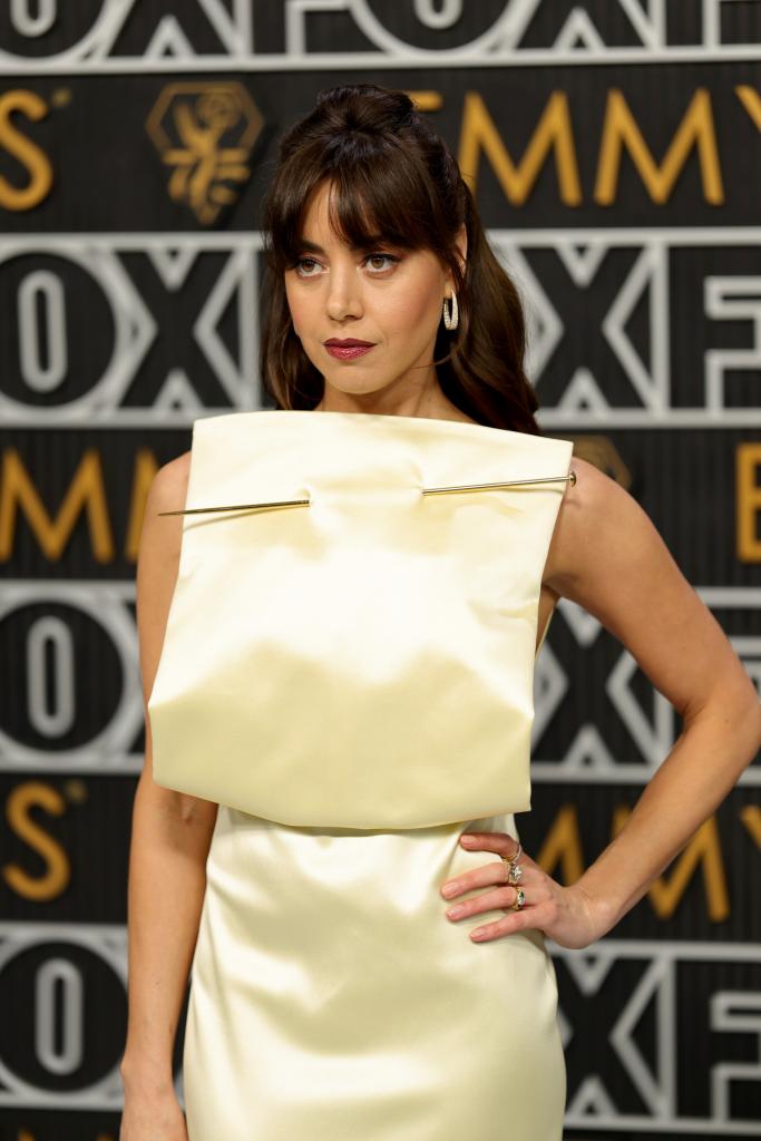 Aubrey Plazza op de Emmy Awards in een jurk van Loewe