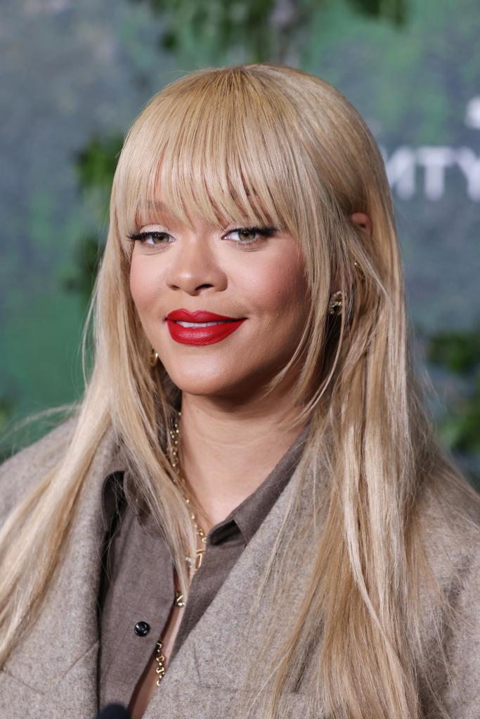 Rihanna blond kapsel 