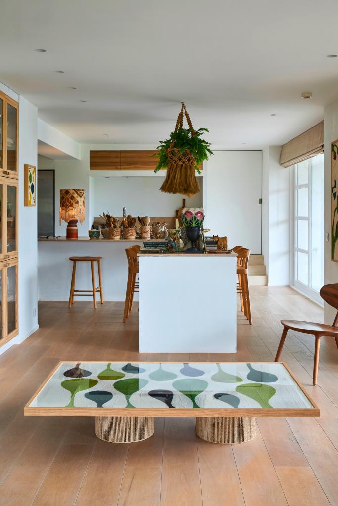 De keuken in travertijn en massief hout is de plek waar Axelle Gosse haar kunst creëert, ook al bevindt haar atelier zich achter de deur