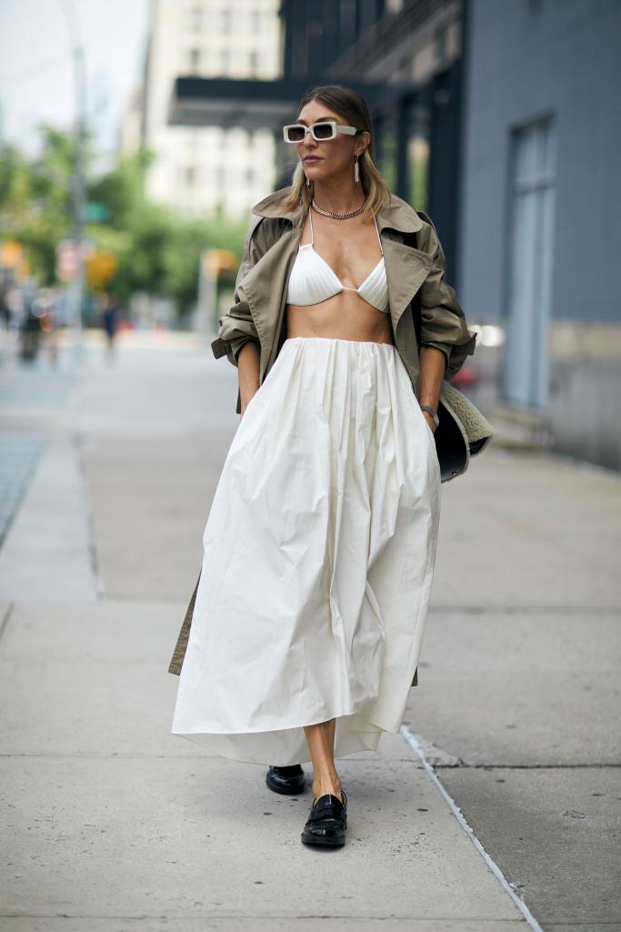 witte rok als favoriete streetstyle item in parijs