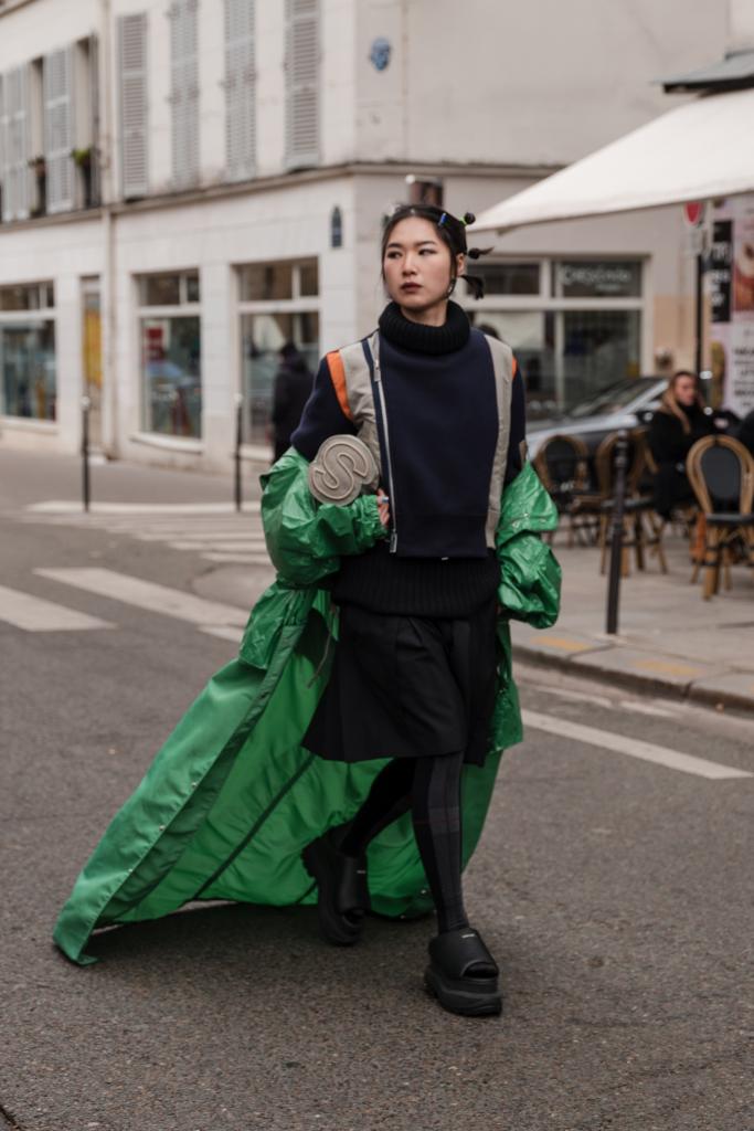 oversized groene parka tegen de regen op festivals