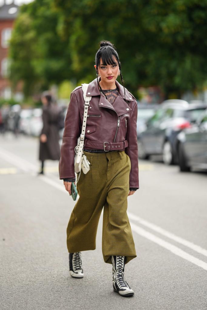 olijfgroen en bordeaux streetstyle outfit kleurencombinatie herfst