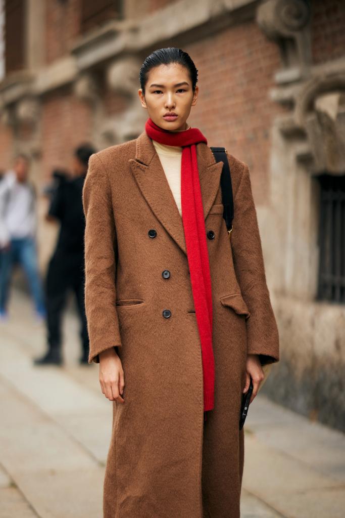 rode sjaal als accessoire voor de herfst rood